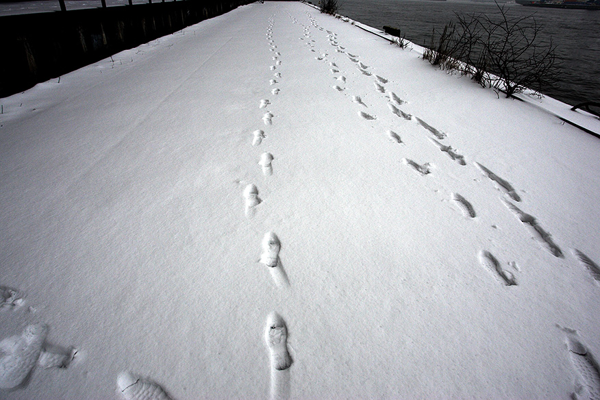 footsteps in the snow, hamburg, kaispeicher a